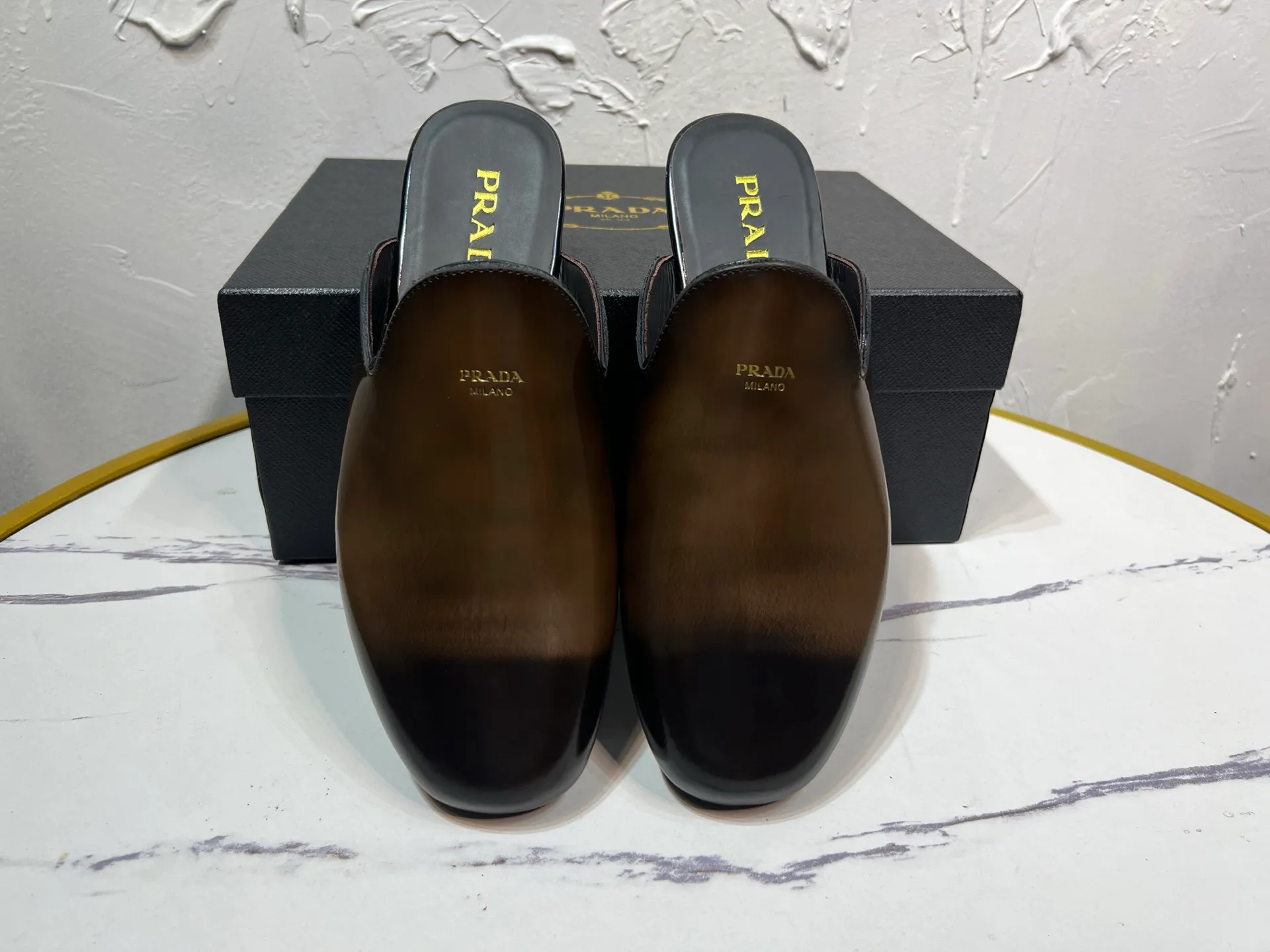 P700 prada derby2025 spring and autumn latest Prada retro men's bright leather slippers, Shuffle toe hollow mule shoes, imported open edge beads, lining and foot pads in cowhide, light rubber sole, sole thickness 10 mm, black and brown 2-color original packaging Code number: 39-46